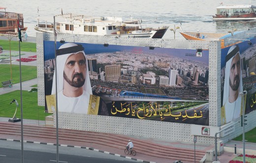 A Dubaï, sur un panneau publicitaire une photo de l'émir Mohammed bin Rashid Al Maktoum.
(Photo Flickr/ A.Davey)
