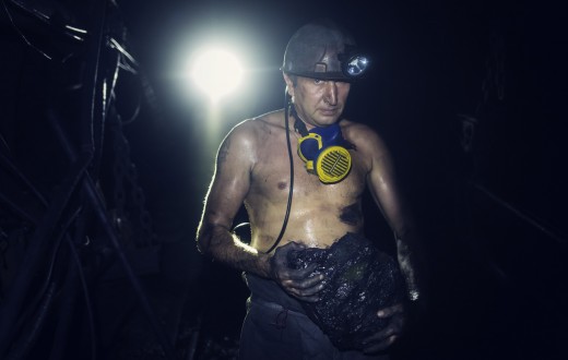 Mikhail Ivanov a commencé à travailler dans les mines pour mettre sa femme Tatjana et ses enfants à l'abris. Pendant longtemps les affaires ont été bonnes mais l'inflation a rendu le métier de mineur dangereux et mal payé. (photo Kyrre Lien/8e étage)