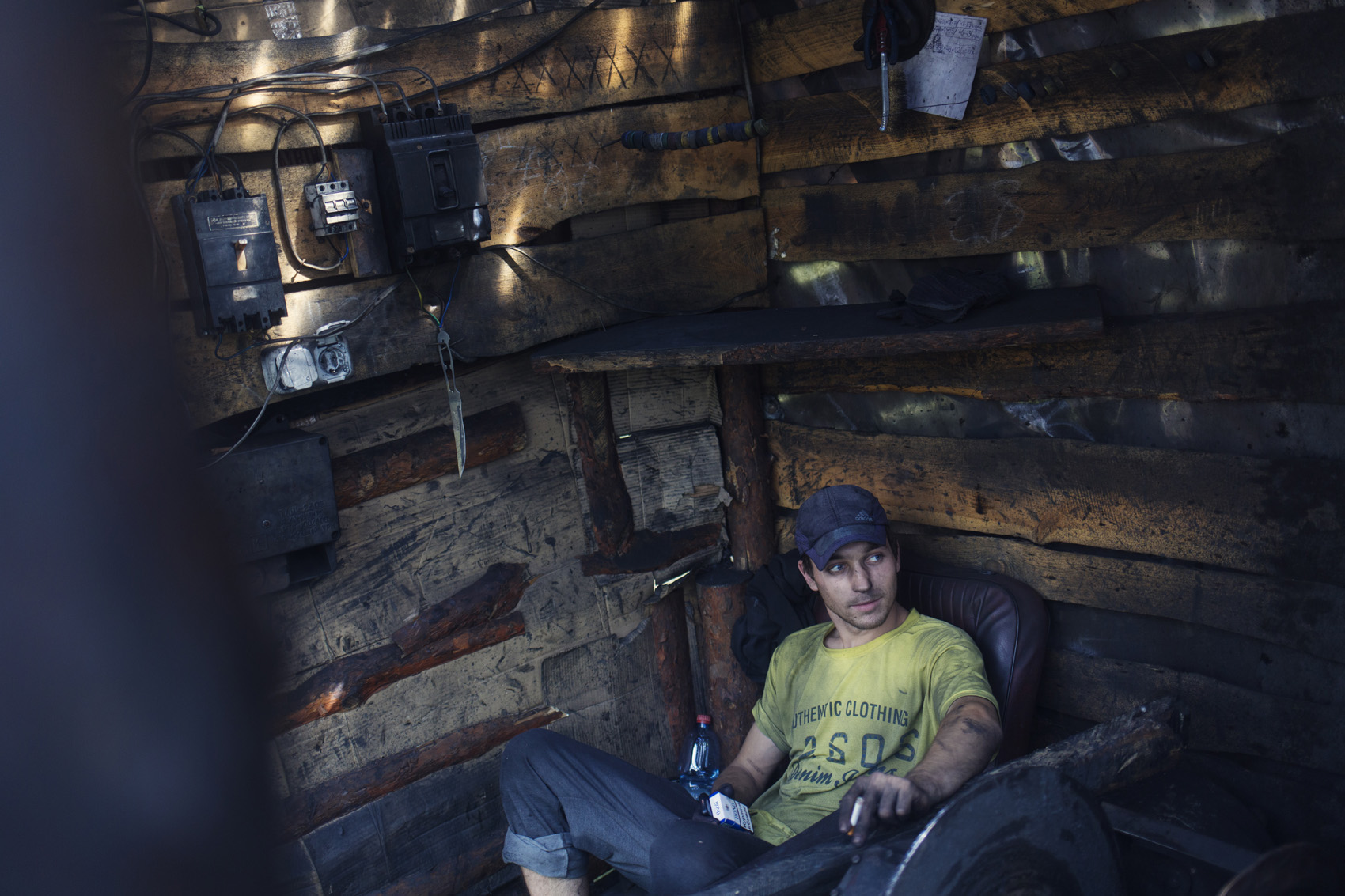 Tolek, 20 ans, travaille dans les mines illégales depuis qu'il a 14 ans. La mine dans laquelle il travaille a désormais été légalisée par les rebelles. (photo Kyrre Lien/8e étage)