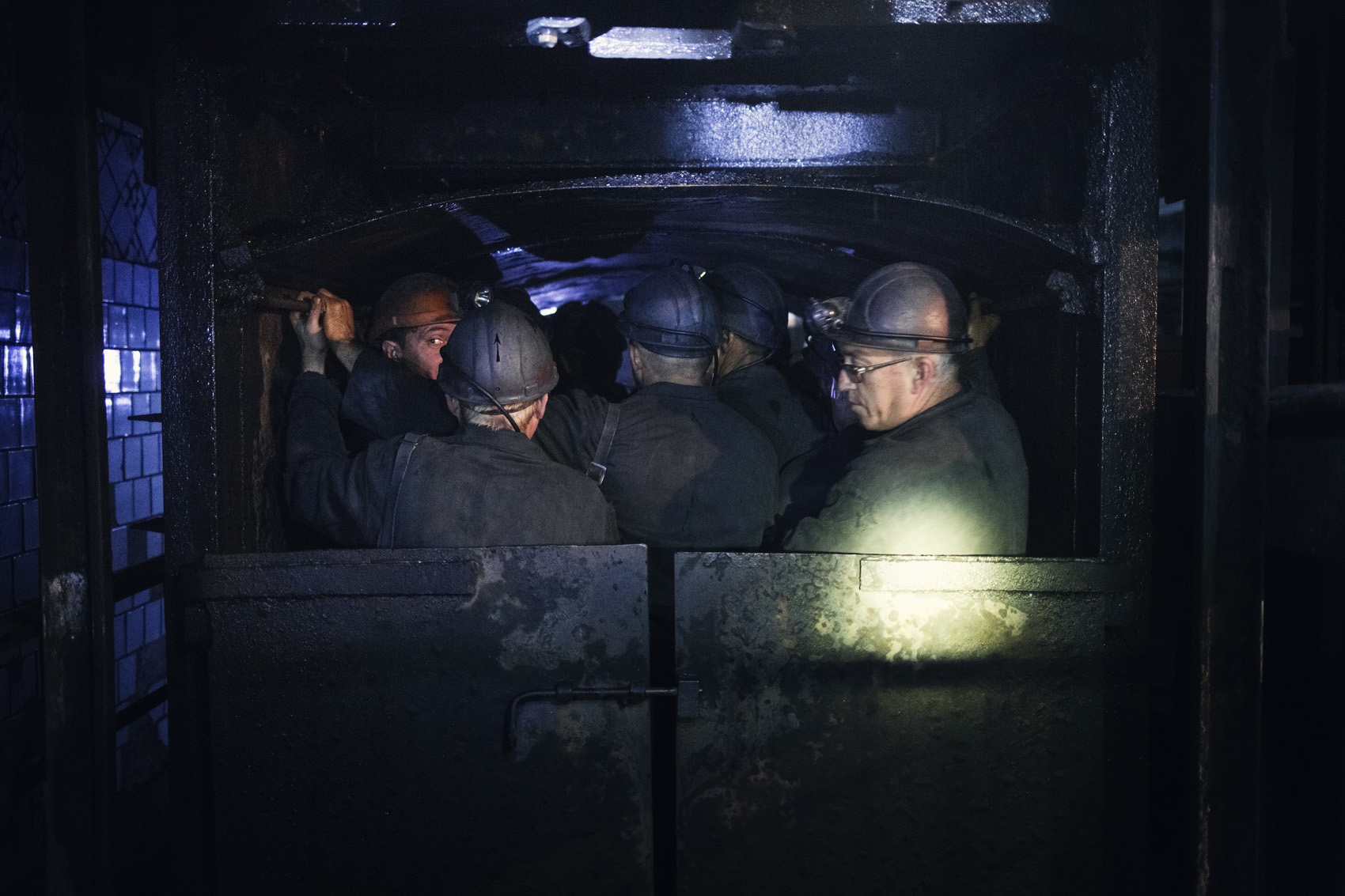 Il est estimé que l'industrie minière enregistre 2,2 morts par tonne de charbon extraite, soit trois fois plus qu'en Russie. Mikhail Ivanov se tient avec les autres mineurs dans l'ascenseur qui les emmènera au plus profond de la mine. (photo Kyrre Lien/8e étage)