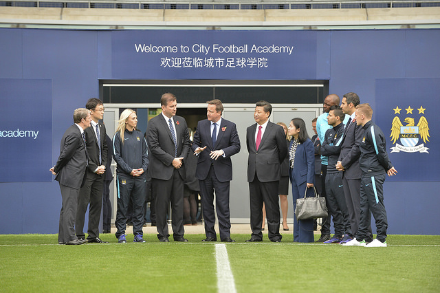 Xi Jinping visite le centre de formation de Manchester City au côté du Premier ministre du Royaume-Uni, en 2015. (Photo Flickr/ Number 10)