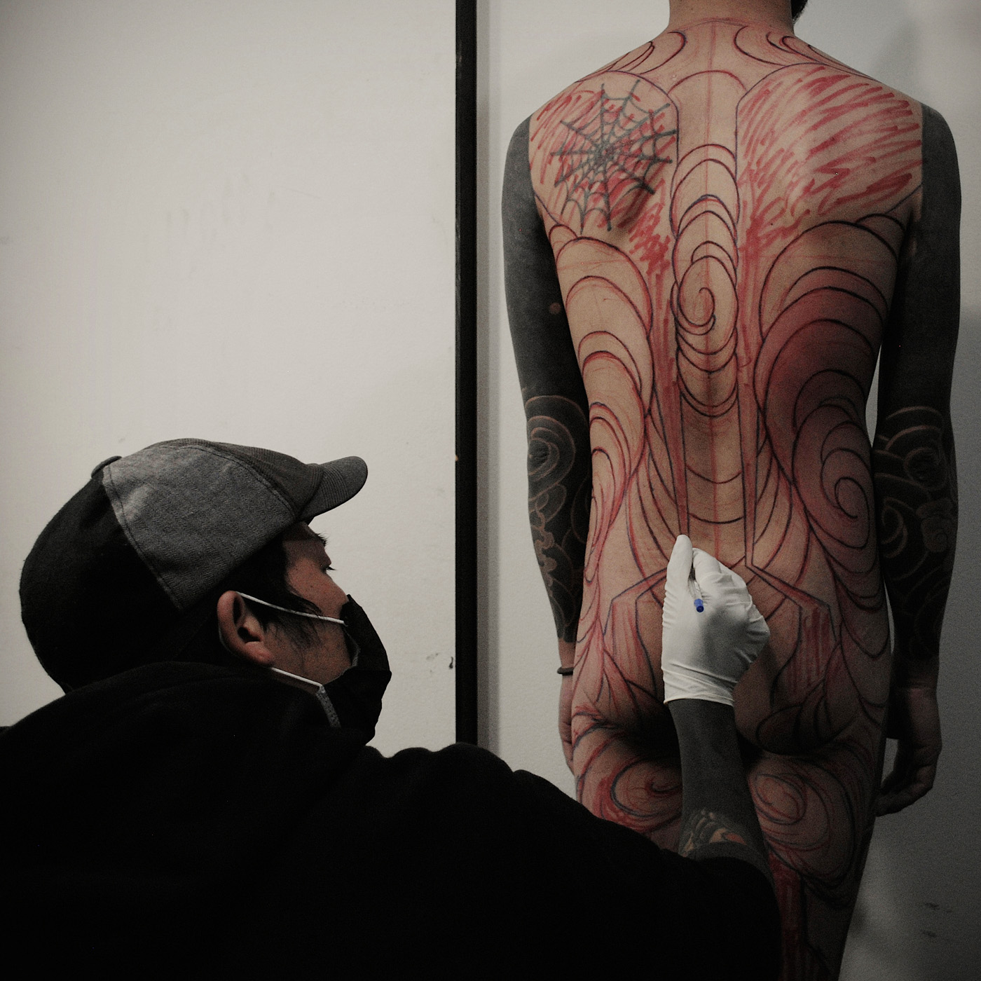 Gakkin, tatoueur japonais de renommée internationale, au travail. (photo Jean-François Heimburger & Audrey Ronfaut)