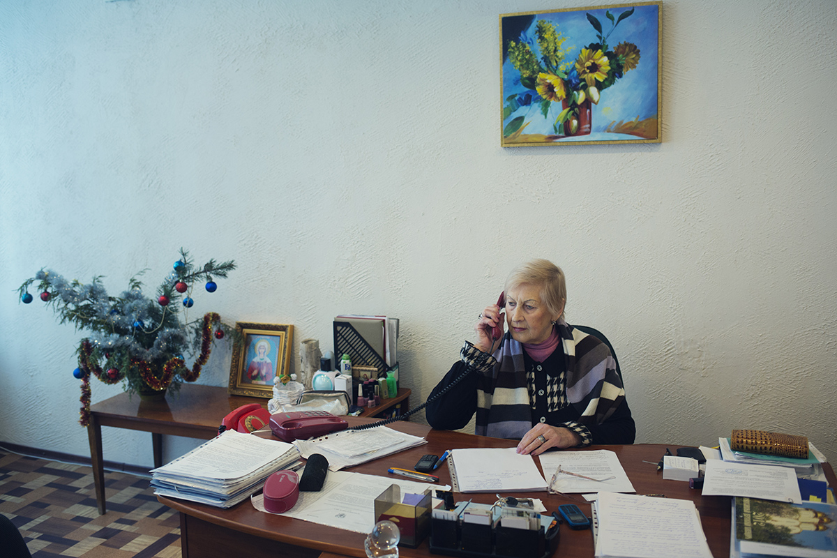 La principale de l’école Klaudya Kharkovskaja dans son bureau. Elle est à la tête de l’établissement depuis le début de la guerre et refuse de quitter son poste. (Photo Kyrre Lien/8e étage) 
