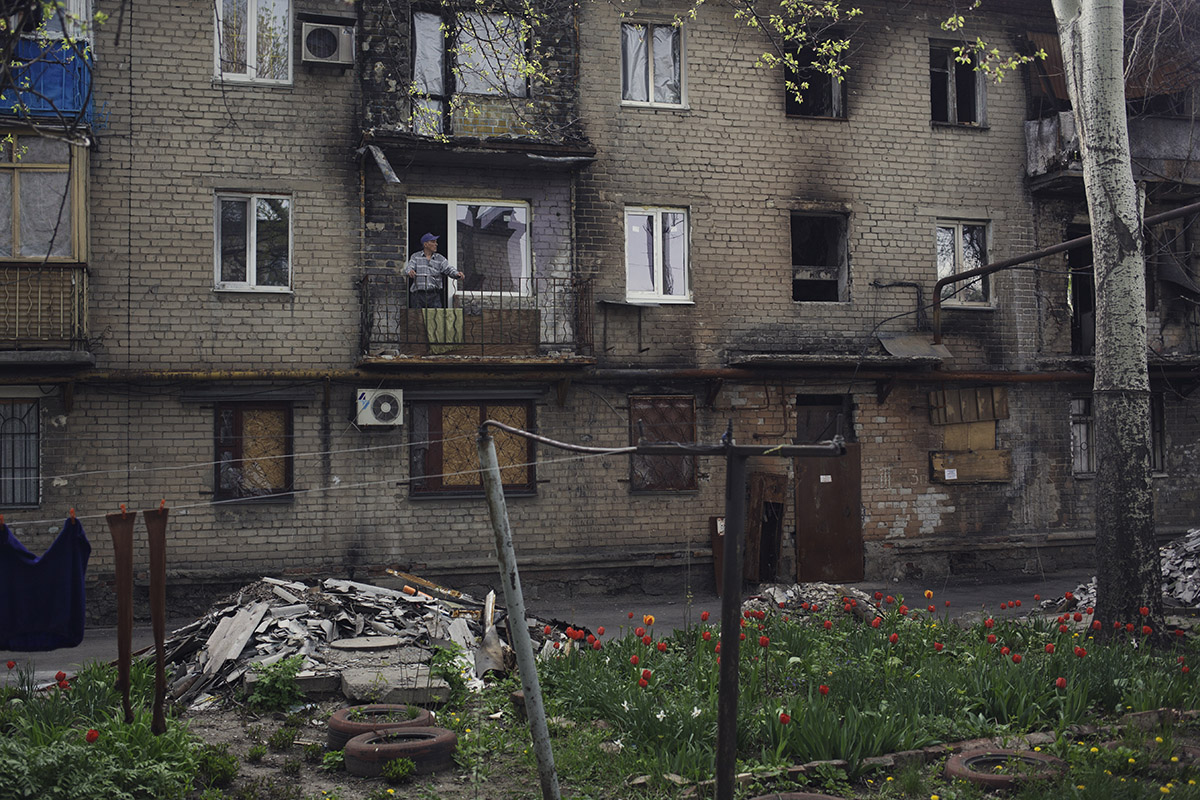 Viktor Brezhnev vit à Kievsky, à proximité de la ligne de front. Depuis son balcon, il surplombe son voisinage son quartier noirci par les frappes militaires. En septembre 2014, son appartement a été bombardé et entièrement détruit. Il y est retourné fin avril 2015 pour tenter de le reconstruire. (photo Kyrre Lien/8e étage)
