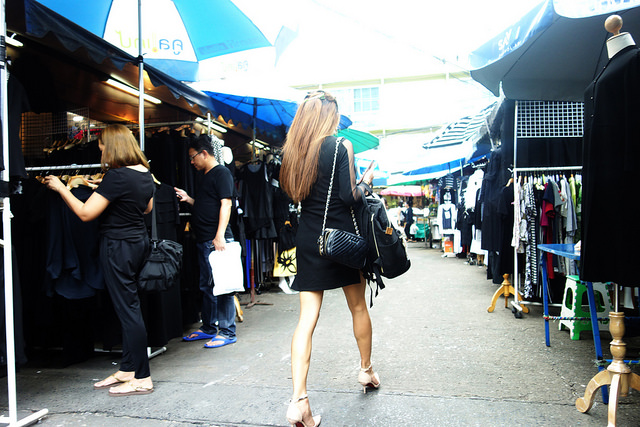 Pendant le mois suivant la mort du roi, tous les Thaïlandais, mais aussi les touristes, sont supposés ne se vêtir que de noir, de gris ou de blanc. (Photo Flickr/ drburtoni)