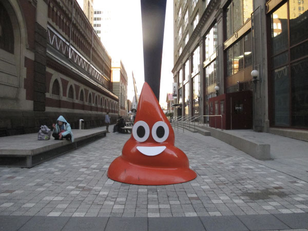 Une sculpture en forme d'émoji "poop" par le street artist philadelphien Kid Hazo. (photo Conrad Brenner/Streets Dept)