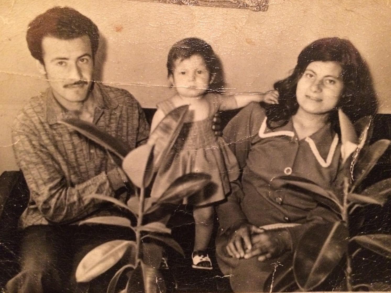 Nariman Ibrahim entourée de ses parents disparus en 1975. (photo Act for the Disappeared)