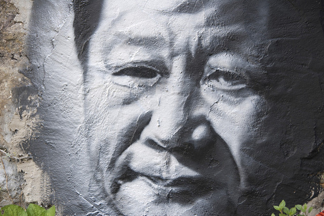 Sur un mur, un portrait de Xi Jinping, le président chinois. (Photo Flickr/ thierry ehrmann)