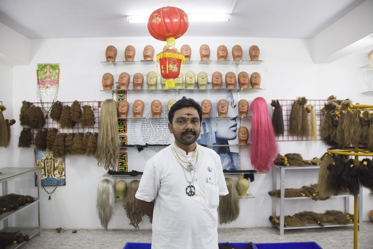 AL Kishore Kumar, propriétaire de Human Hair Industries, pose pour un portrait dans son magasin de Chennai, Tamil Nadu, Inde. (photo Elena Del Estal/8e étage)