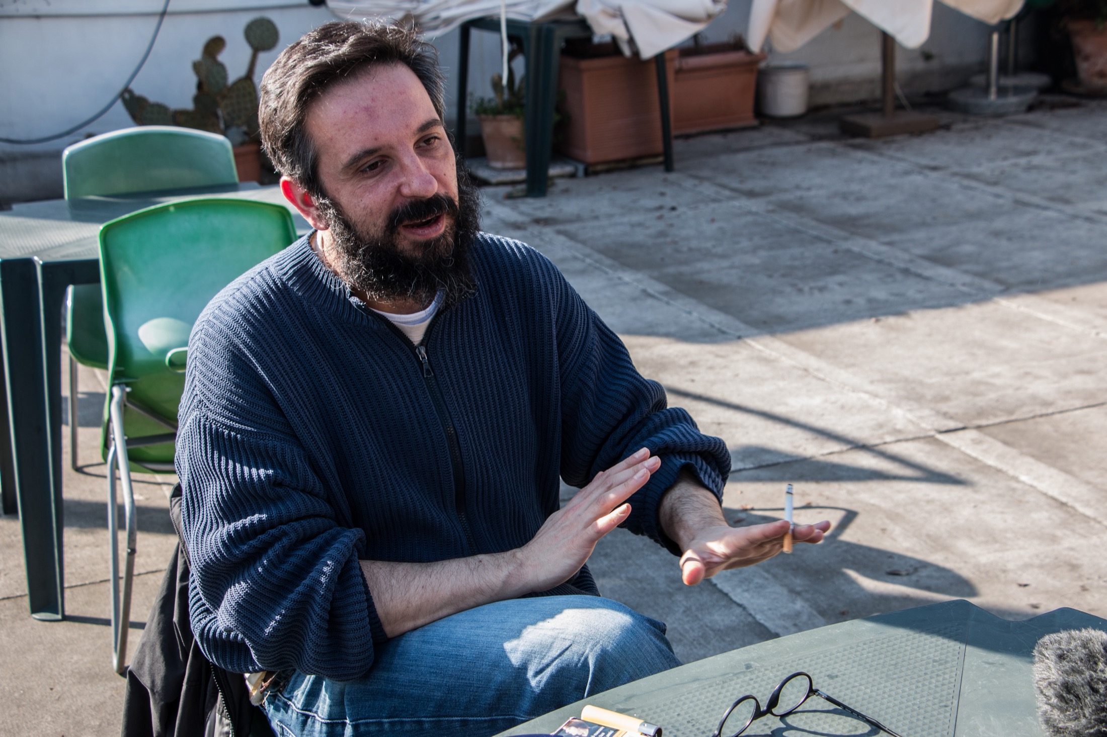 Giancarlo Rossi, psychothérapeute, aime flâner sur la terrasse du café Basaglia. (photo Daphnée Breytenbach/8e étage)