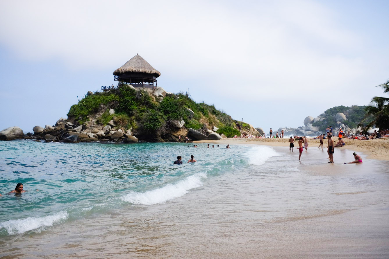Les visiteurs du parc national Tayrona, sur la côte caraïbe, profitent de la plage de Cabo San Juan après avoir crapahuté dans la jungle. (photo Jérôme Le Boursicot/8e étage)