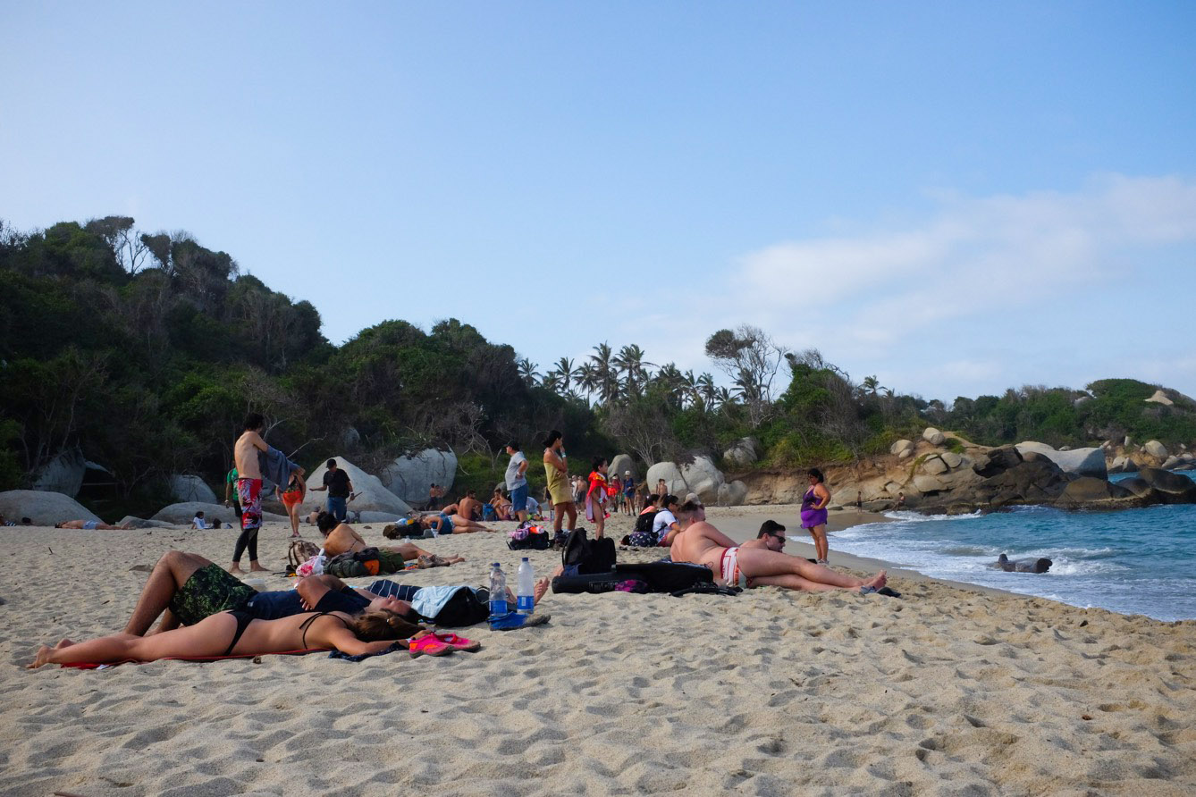 Les visiteurs du parc national Tayrona, sur la côte caraïbe, profitent de la plage de Cabo San Juan après avoir crapahuté dans la jungle. (photo Jérôme Le Boursicot/8e étage)
