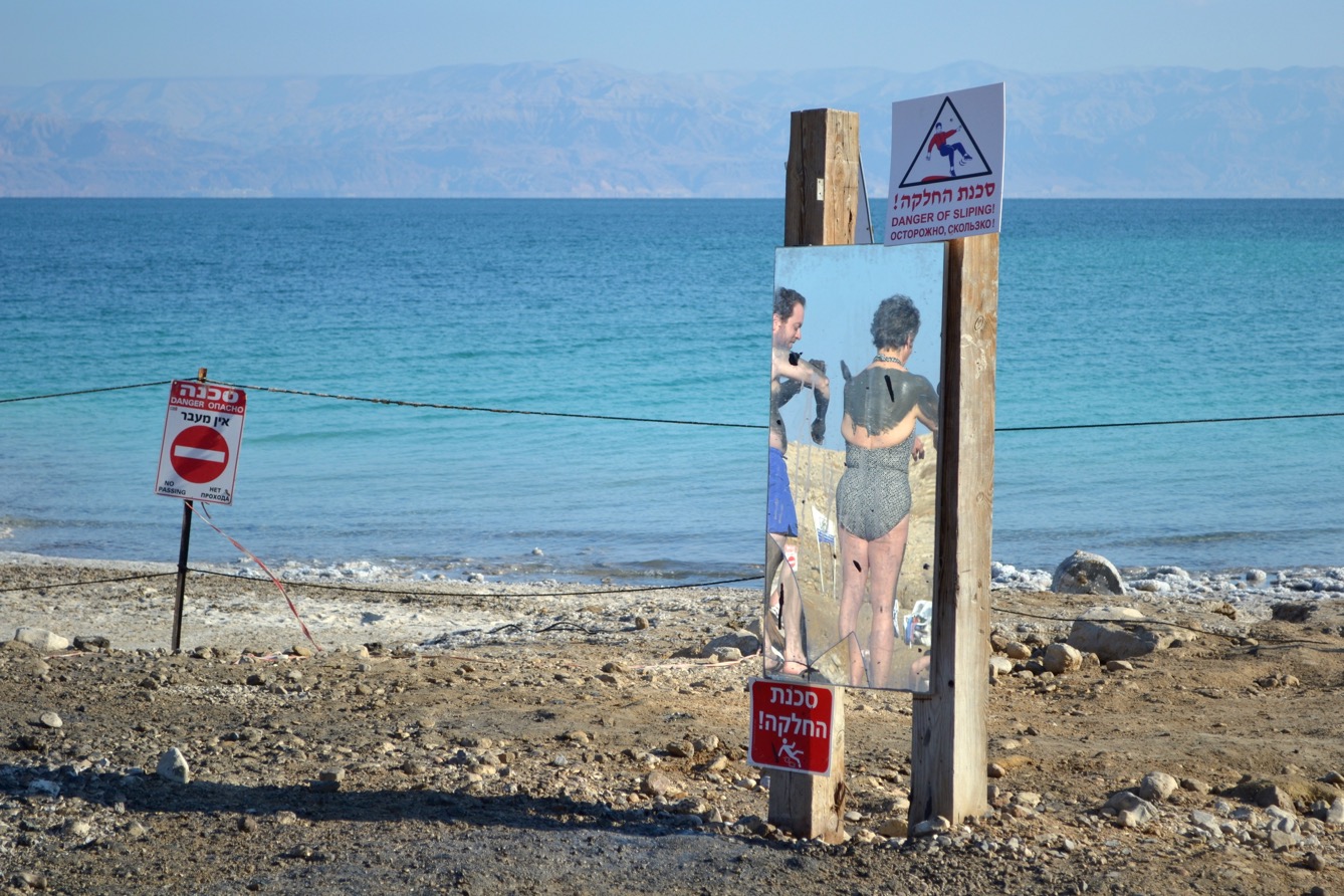 Des touristes s'enduisent le corps de boue de la Mer morte sur une plage israélienne. (photo Mathilde Dorcadie/8e étage)
