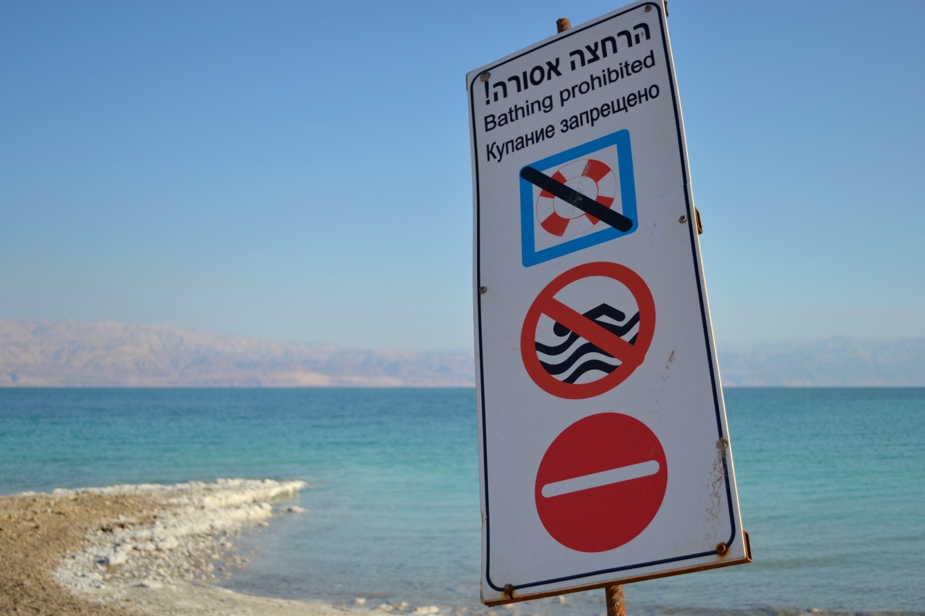 Un panneau déconseillant la baignade sur une plage israélienne. (photo Mathilde Dorcadie/8e étage)