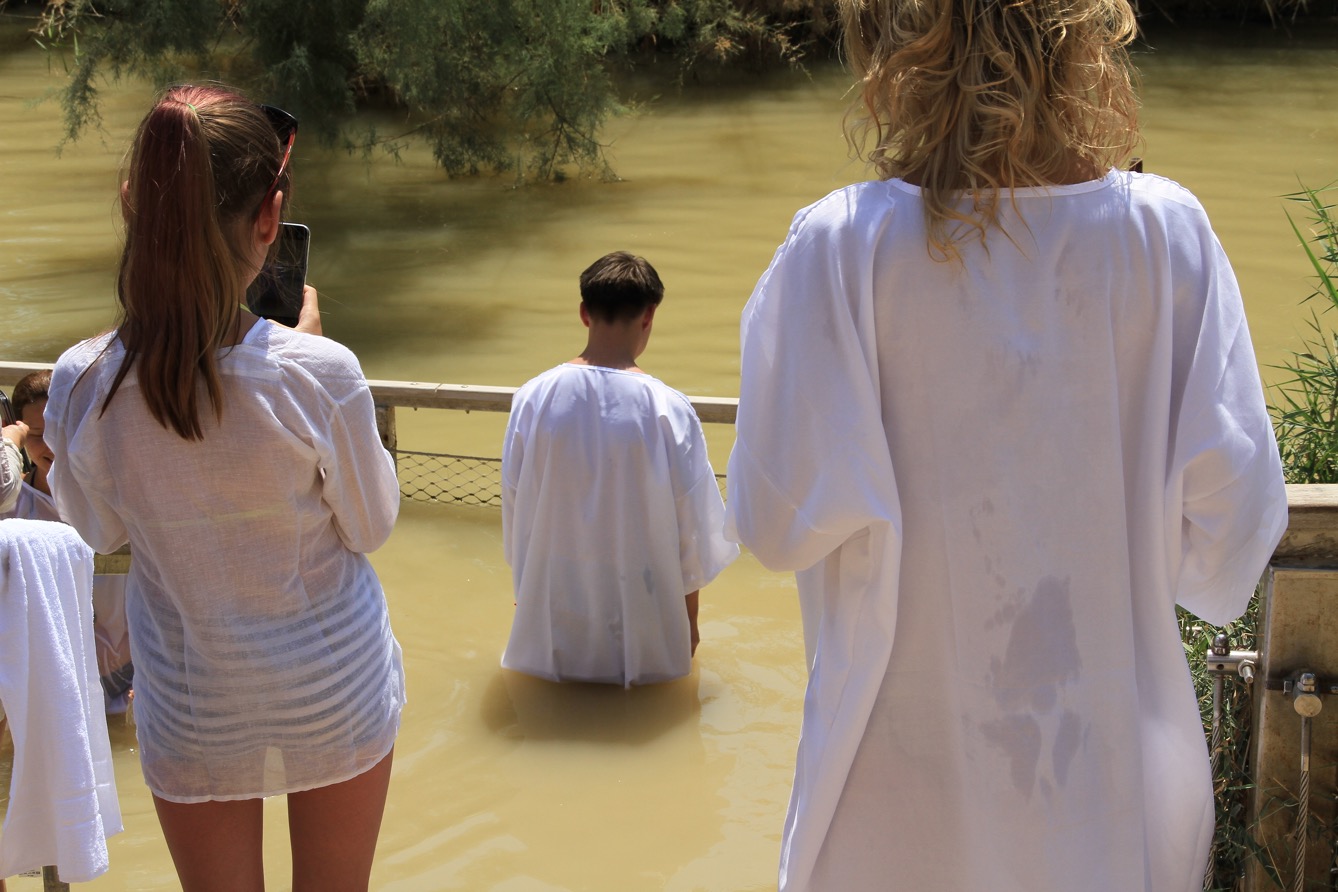 Des pèlerins chrétiens participent à un baptême collectif sur les rives du Jourdain. (photo Mathilde Dorcadie/8e étage)