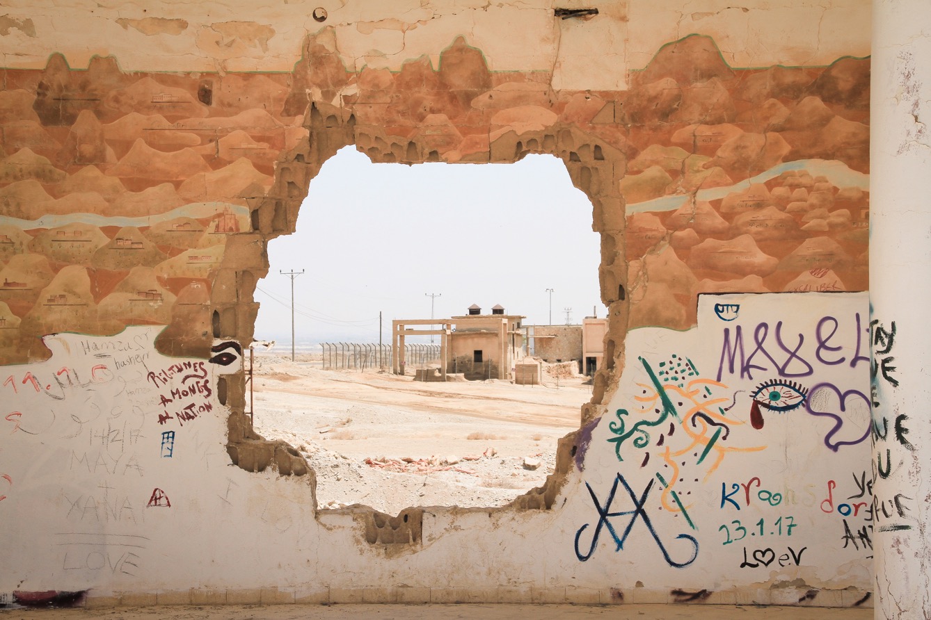 La fresque du Lido endommagée par un trou qui laisse apparaitre une station d'extraction de sel, elle aussi abandonnée. (photo Mathilde Dorcadie/8e étage)