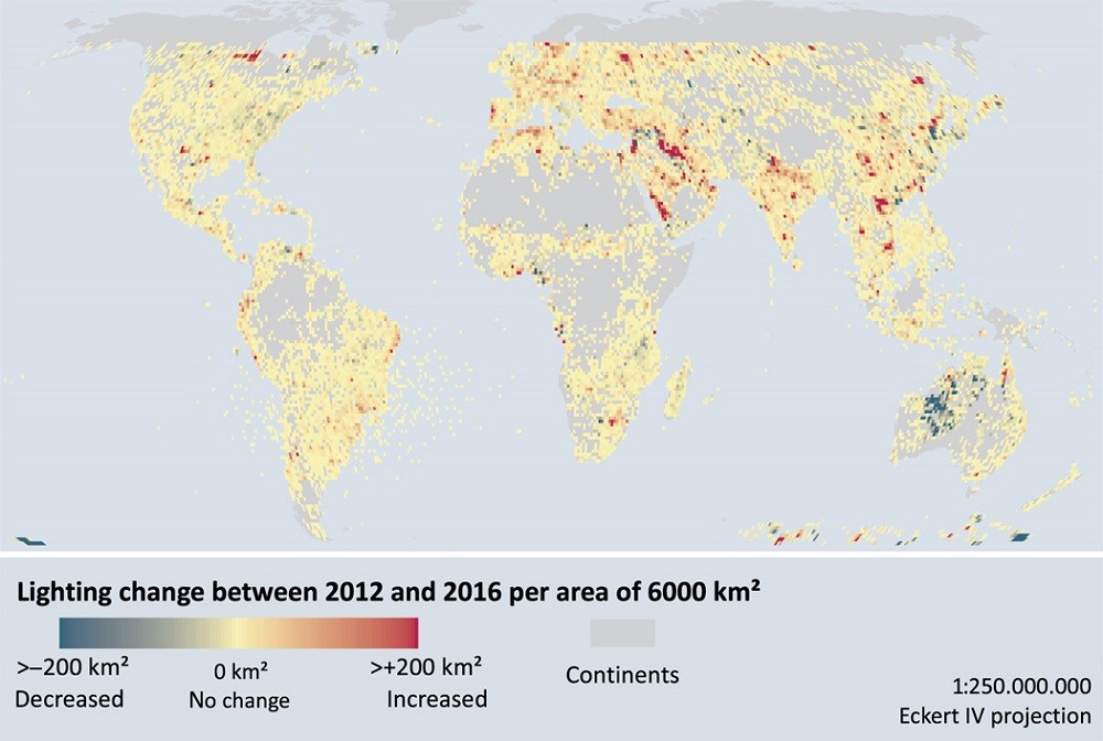 En rouge, les zones où la luminosité a fortement augmenté entre 2012 et 2016. En jaune, celles où elle a stagné. En bleu, celles où elle a diminué. (Source  Science Advances)