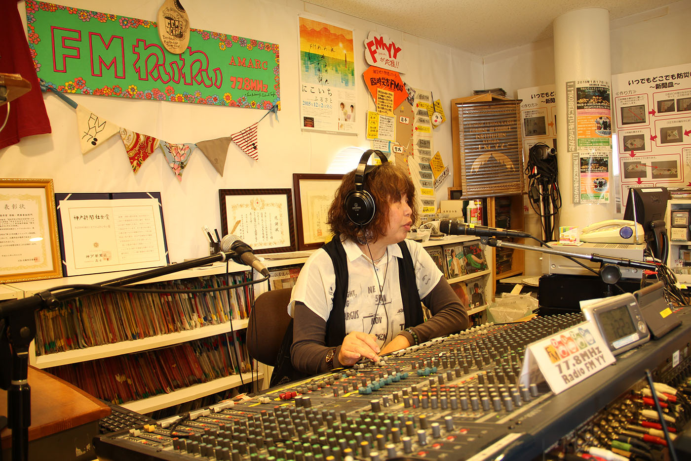 Kim Chiaki est animatrice sur FMYY. Née en 1995, la radio diffuse dans 10 langues pour les étrangers de la région de Kobe. (photo Lisa Castelly/8e étage)