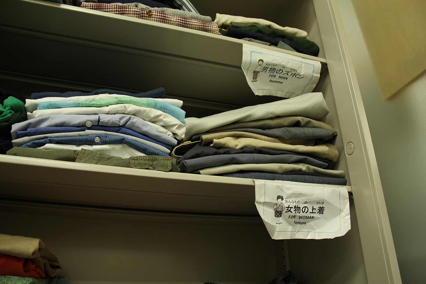 Le petit bureau de Miyuki, chargée des relations publiques de la Japan association for refugees, fait aussi office de cagibi où sont stockés des vêtements et de la nourriture. (photo Lisa Castelly/8e étage)