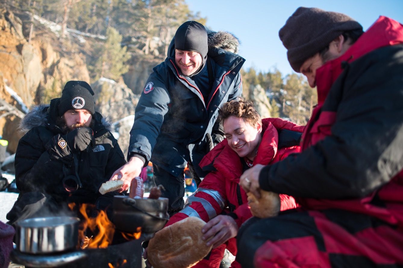 Tout le monde est rassemblé autour du feu pendant le dégel du pain de glace.