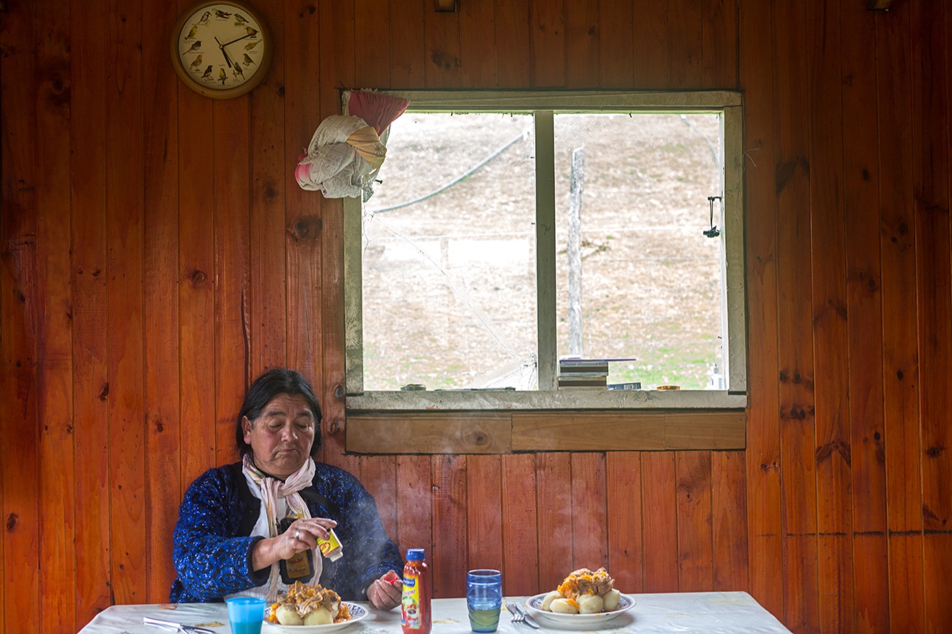 Entre terre et mer, sur l'ile de Chiloe au Chili, les Huilliches, un groupe ethnique d'amérique du sud, vivent en marge de la société.